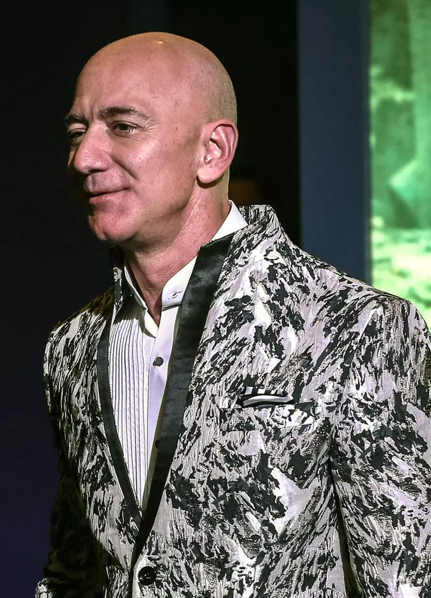 Jeff Bezos le-a cerut lucrătorilor concediați din baruri și restaurante să muncească la Amazon