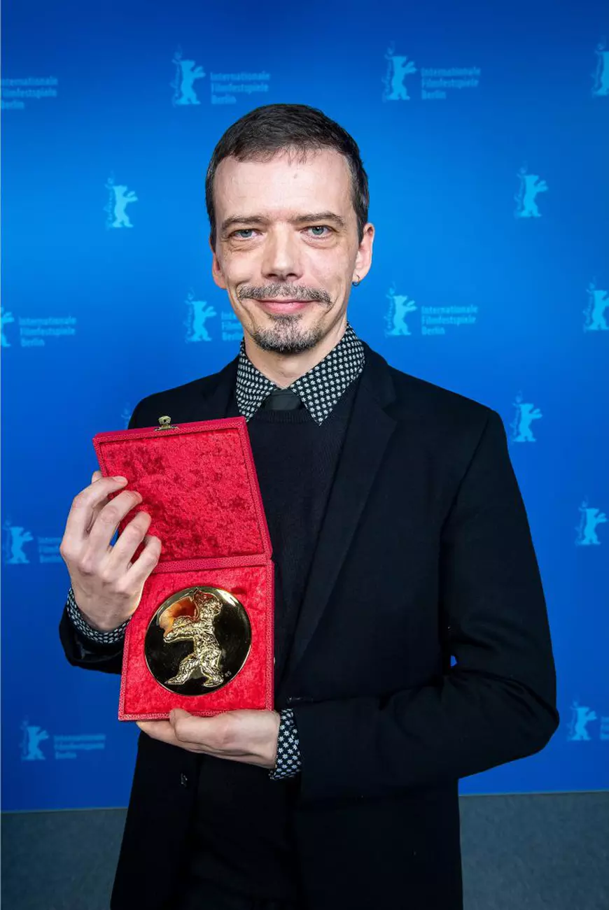 Actorul Frédéric Schulz-Richard a ridicat premiul acordat regizorului Cristi Puiu pentru Malmkrog, care nu a putut fi prezent la ceremonie. Foto:  Alexander Janetzko, Berlinale 2020