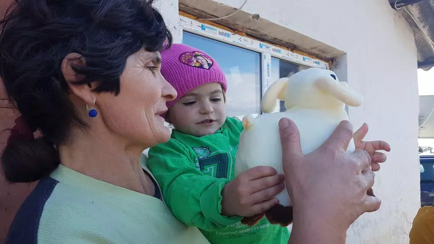 Fanii stelişti au mers în caravană în satul Gheboaia, Dâmboviţa, cu daruri şi bani pentru familia Mocanu: Steaua norocoasă a prinţeselor din hambar