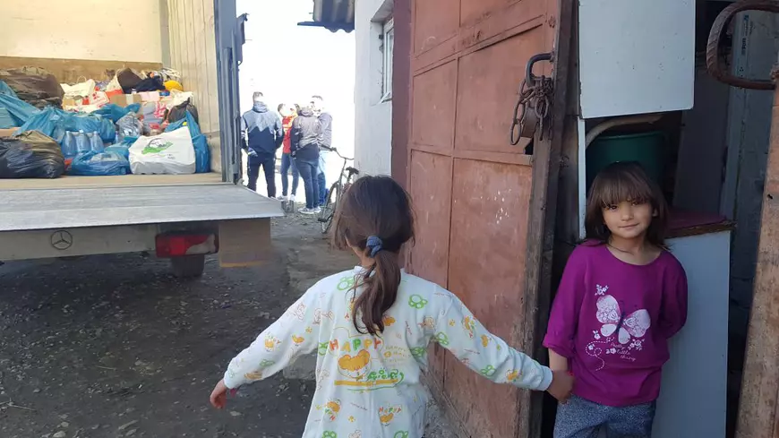 Fanii stelişti au mers în caravană în satul Gheboaia, Dâmboviţa, cu daruri şi bani pentru familia Mocanu: Steaua norocoasă a prinţeselor din hambar