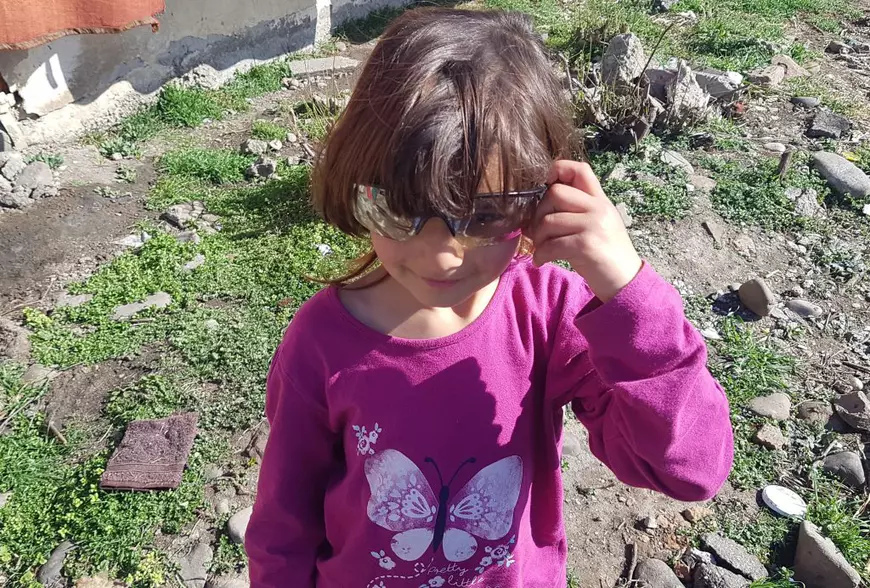 Fanii stelişti au mers în caravană în satul Gheboaia, Dâmboviţa, cu daruri şi bani pentru familia Mocanu: Steaua norocoasă a prinţeselor din hambar