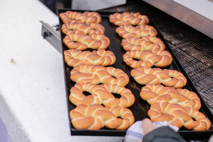 Mucenici în forma cifrei 8 copți în cuptor