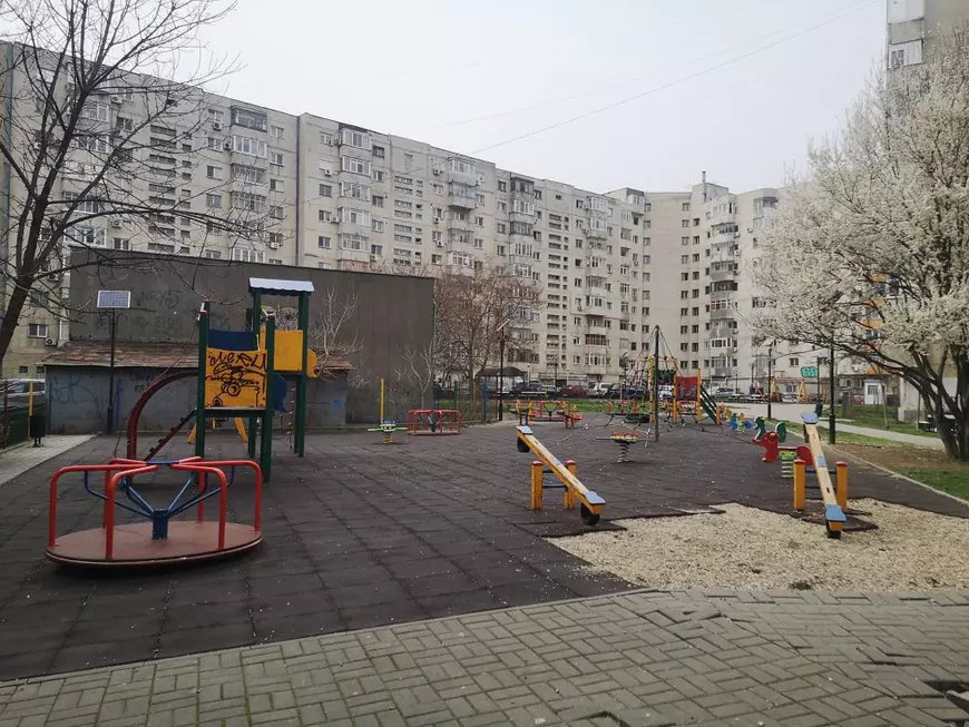 FOTO | Parcurile din București, lipsite de viață duminică, la ora prânzului
