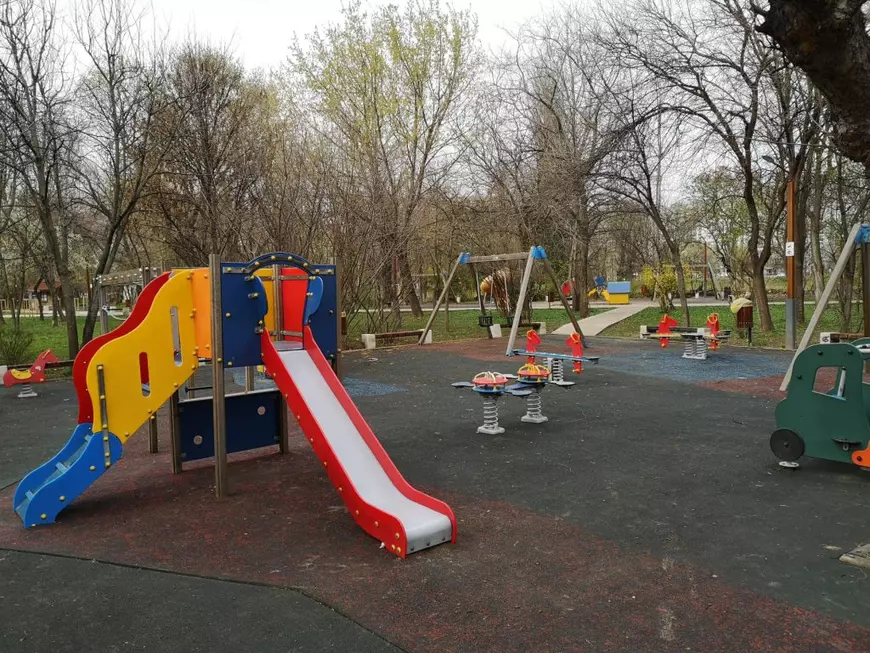 FOTO | Parcurile din București, lipsite de viață duminică, la ora prânzului