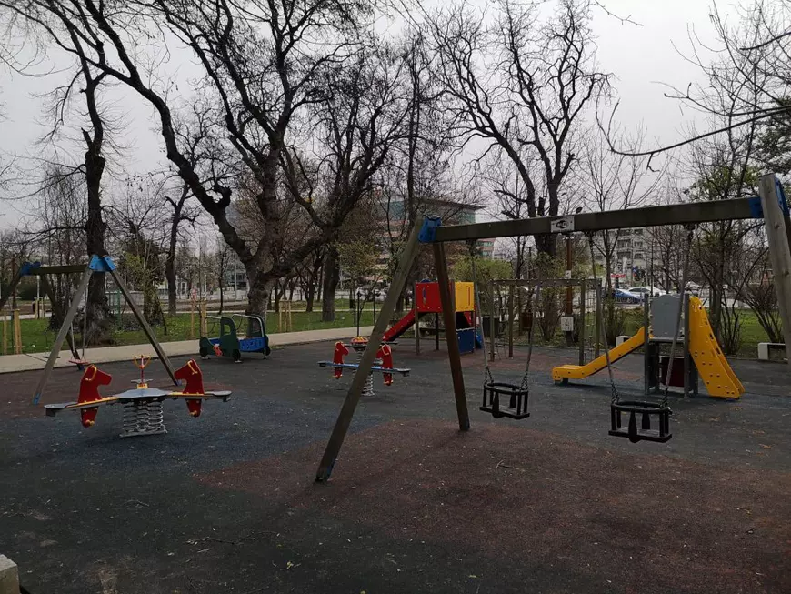 FOTO | Parcurile din București, lipsite de viață duminică, la ora prânzului