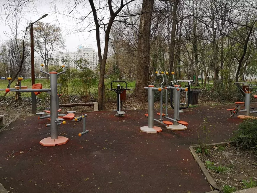FOTO | Parcurile din București, lipsite de viață duminică, la ora prânzului