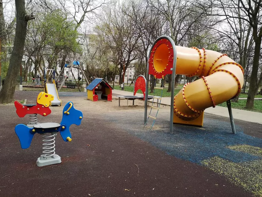 FOTO | Parcurile din București, lipsite de viață duminică, la ora prânzului