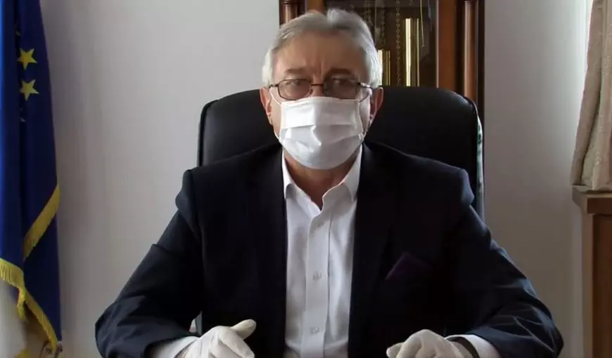 În timp ce medicii au primit suluri de hârtie și elastice de bucătărie, primarul poartă mască atunci când le explică cetățenilor cum să se protejeze