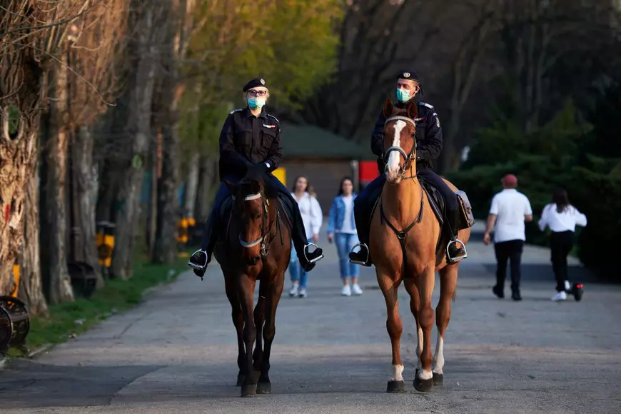 Restricțiile de circulație au intrat în vigoare la ora 22:00. Ce riscă cei care le încalcă și ies din casă noaptea, fără motiv întemeiat