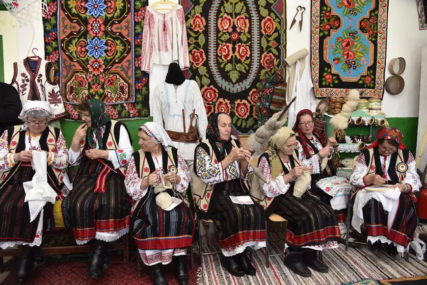 Povești la șezătoare. „Îmi aduc aminte cum băteam mingea făcută din cârpă și legată cu ață. Atunci, lumea era mai bună”