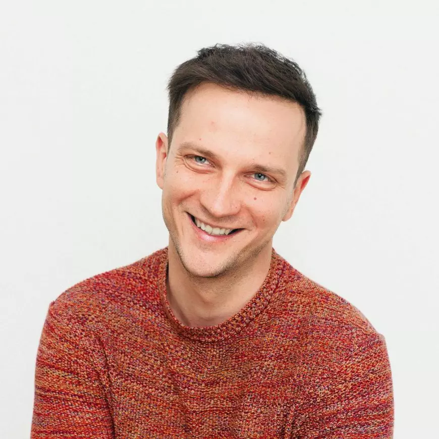 Comunitatea artistică reacționează puternic la acuzațiile de hărțuire sexuală aduse directorului Nicolae Poghirc: boicot și noi fapte scoase la iveală