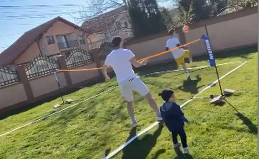 Ce fac sportivii în timpul crizei coronavirusului. Challenge: să țină duble cu rola de hârtie igienică și să joace tenis de masă cu cratițele. Spectacol cu Ianis și Gică Hagi