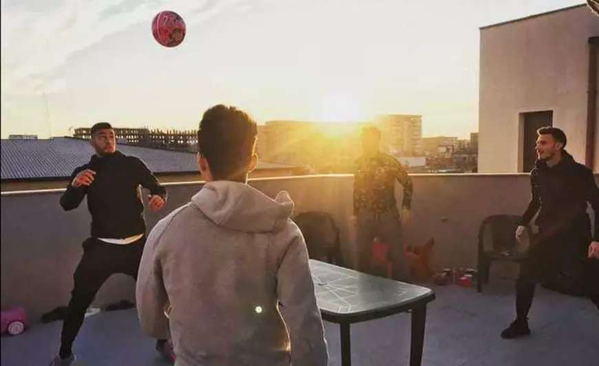 Ce fac sportivii în timpul crizei coronavirusului. Challenge: să țină duble cu rola de hârtie igienică și să joace tenis de masă cu cratițele. Spectacol cu Ianis și Gică Hagi