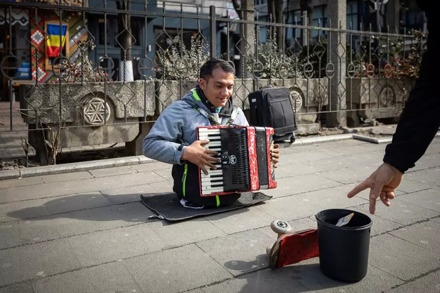 Bărbatul fără picioare, cu skateboard: „Problema mea e felul în care mă privesc oamenii - un pitic fără picioare. Îi deranjează aspectul meu”
