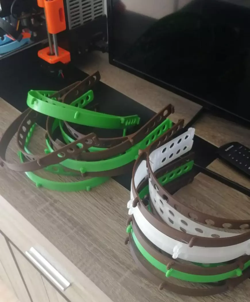 După ce și-au văzut afacerea închisă de epidemie, doi români din Insulele Canare și-au luat imprimanta 3D și fac viziere de protecție pe care le-au donat medicilor și polițiștilor locali