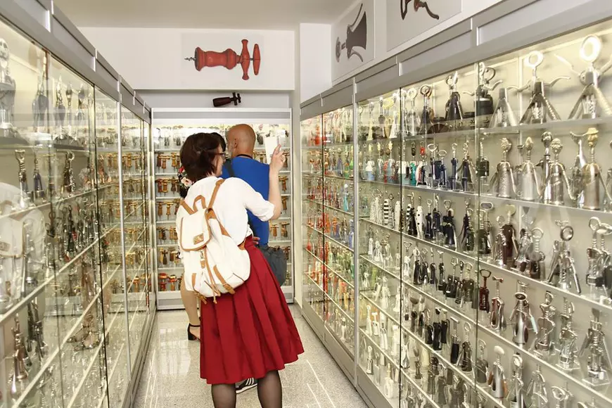 POVEȘTI DIN BUCUREȘTI | Tirbușoane și fiare de călcat. Cu zecile de mii!