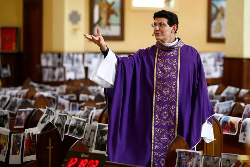 Video | În timp ce un preot din Scăieni cheamă cât mai mulți oameni duminică la slujbă, un preot din Brazilia ține slujbele online