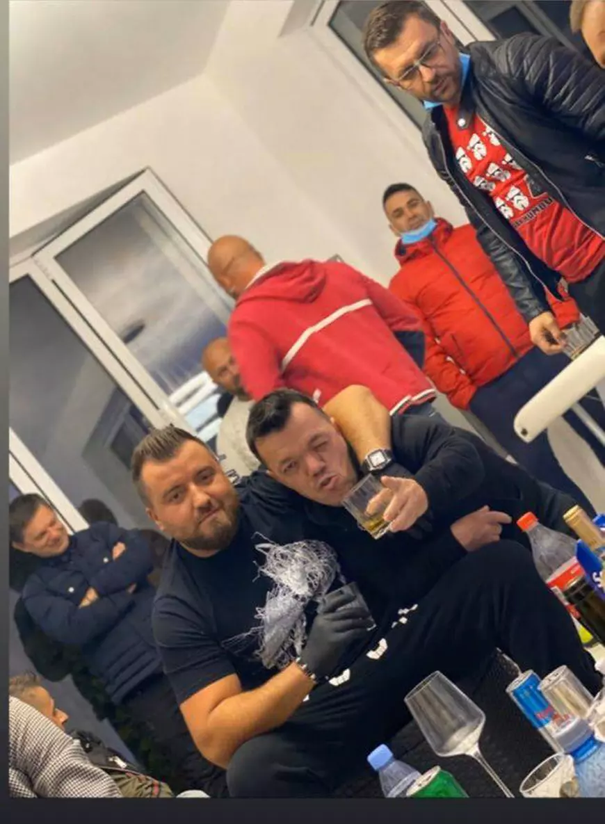 Imagini din pandemie, cu șefi ai Poliției din Dej, la petrecere cu un interlop care etalează o colecție de mașini de două milioane de euro. Inspectoratul Cluj a început ancheta internă