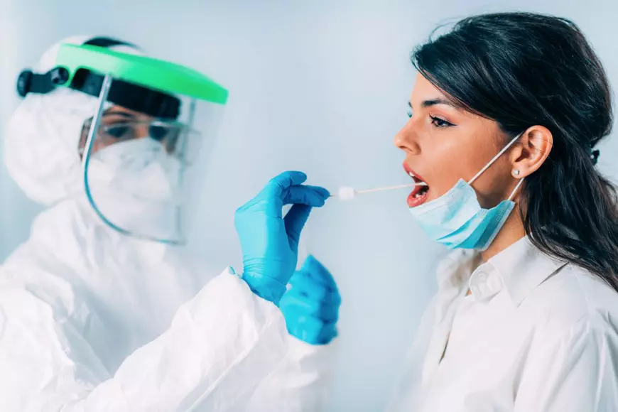 Contează cantitatea de virus la care ești expus? Virusolog britanic: “Priviți coronavirusul ca pe o armată. Numărul soldaților din care e formată face diferența”