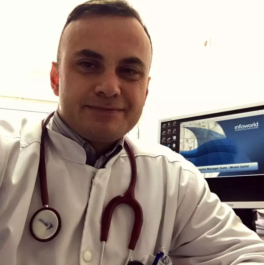 De ce nu recomandă un medic primar spălarea alimentelor cu săpun. Dr. Adrian Marinescu: „Nu s-a demonstrat că ar fi o transmitere pe cale digestivă”