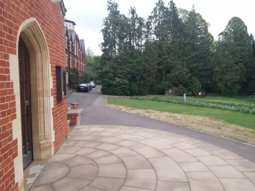 Cercetător român la Cambridge, captiv într-un campus gol. Universitatea engleză a mai fost închisă doar acum trei secole, în timpul ciumei bubonice