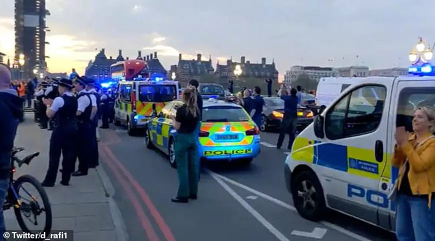 În frunțe cu șeful Poliției, sute de londonezi și-au aplaudat medicii eroi, dar au nesocotit măsurile de distanțare socială: ”Ne torturați, o să fie explozie de cazuri”