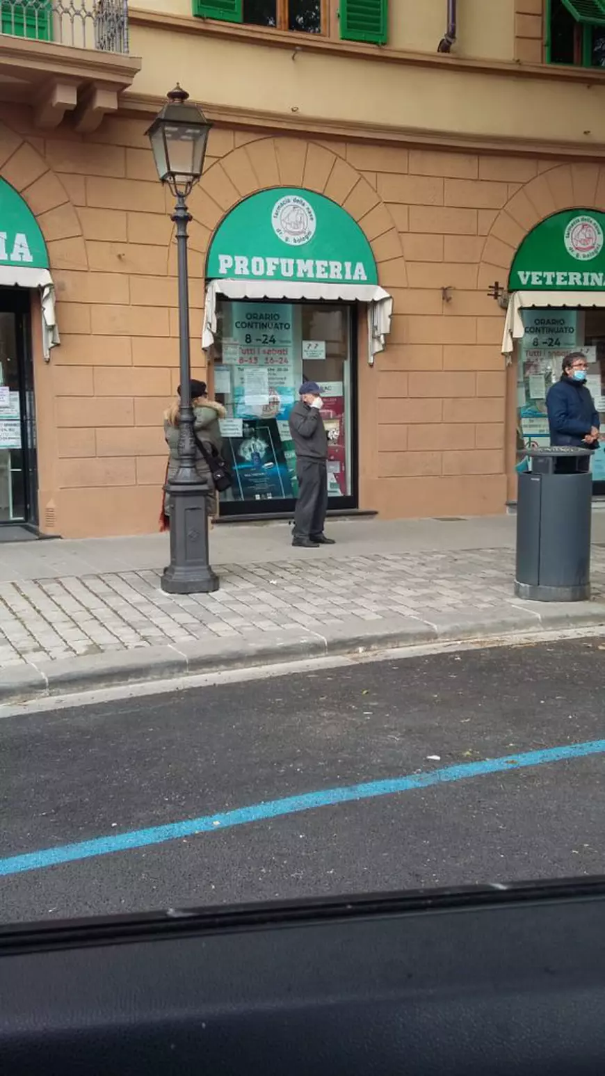 Un grădinar român descrie viața de acum din Italia: Bătrânii te invită la cafea, mâncarea s-a ieftinit și polițiștii te ajută să nu iei amendă