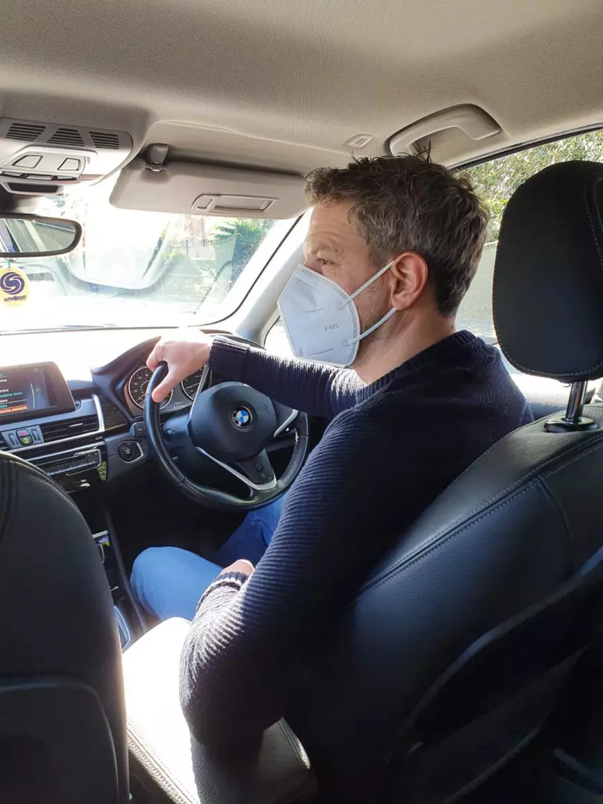 Metoda anti-COVID a unui taximetrist român din Londra. Ce condiții le pune clienților în timpul cursei