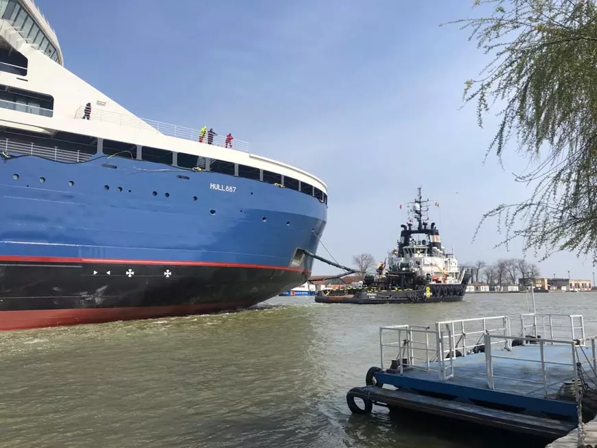 Orașul e resemnat, dar inima continuă să-i bată cu putere: o navă de croazieră polară - premieră mondială a plecat spre Norvegia din Șantierul Naval Tulcea