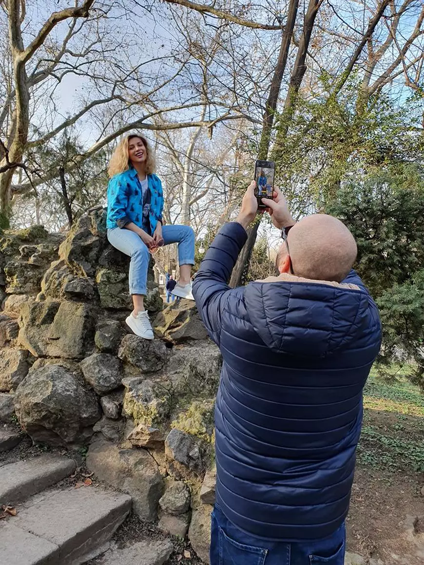 Lora și iubitul ei se află în continuare izolați în Bali. Artista a făcut declarații dureroase. „Practic, nu se ocupă nimeni să ajungem acasă”