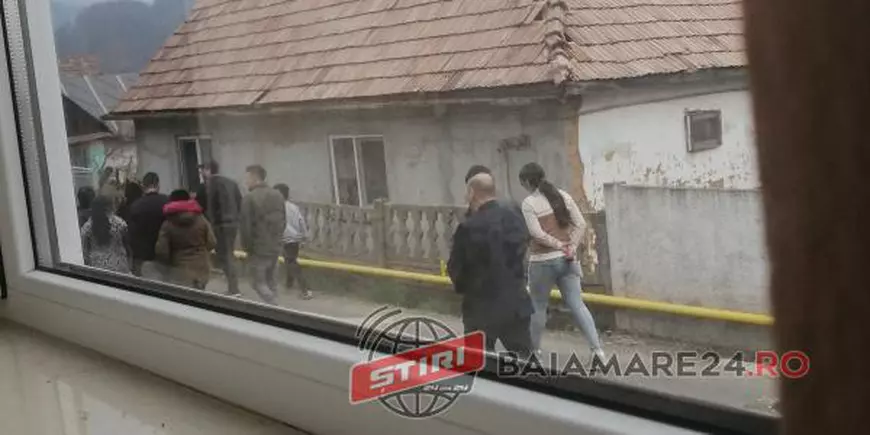Oamenii sfidează legea. Înmormântare cu alai într-o localitate din Baia Mare
