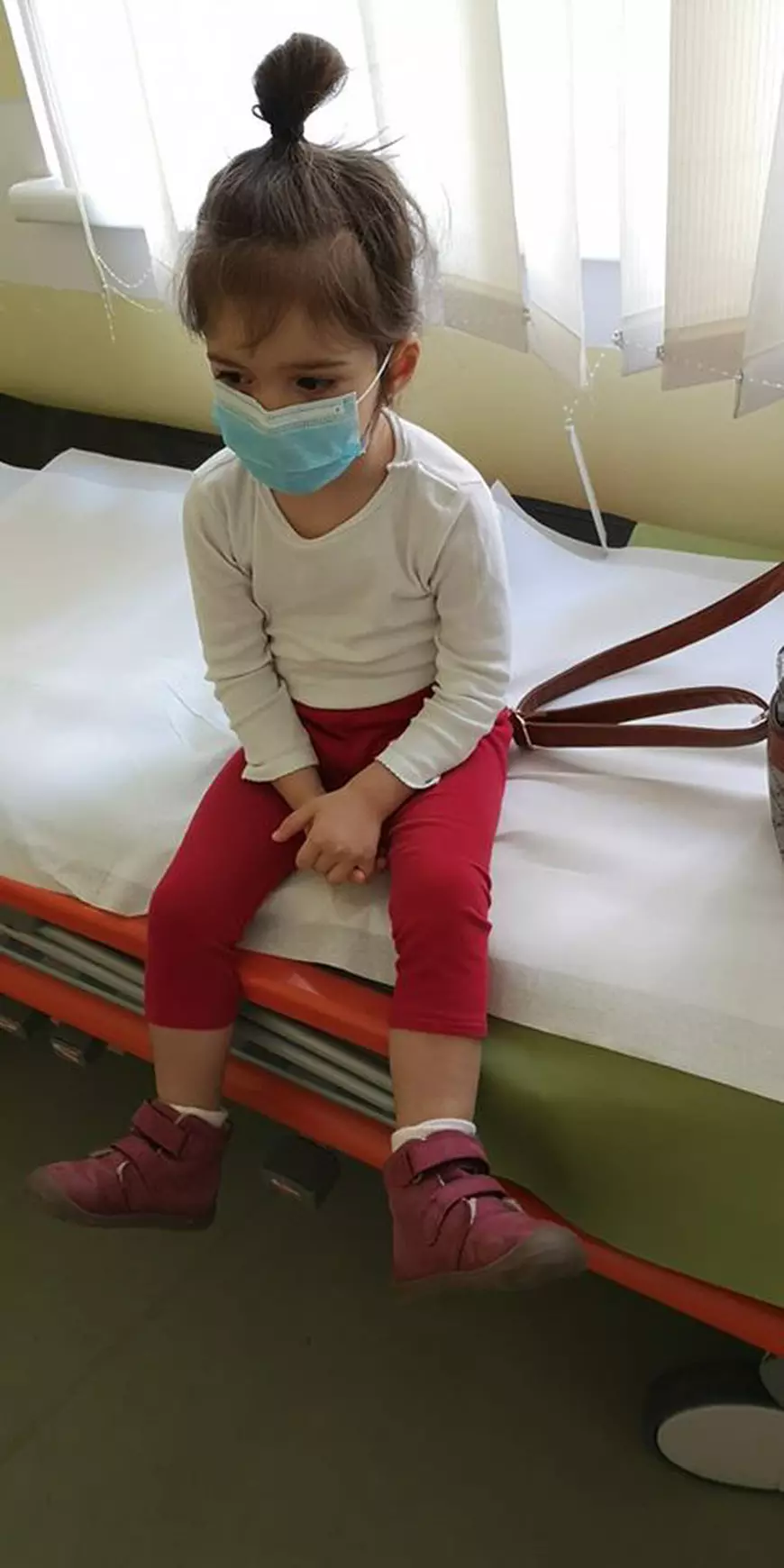 Mamă disperată, după ce una dintre gemenele ei a fost testată pentru coronavirus, însă probele au fost “ratate”: “De la spital mi s-a zis că am avut ghinion și că trebuie să aduc înapoi copilul pentru recoltare”