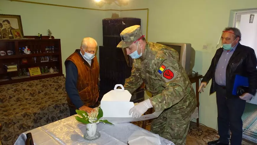 Veteran de război aniversat la domiciliu de militarii bârlădeni la împlinirea vârstei de 100 de ani