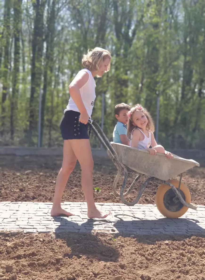 În perioada pandemiei de coronavirus, Mirela Vaida se bucură din plin de curtea casei în care s-a mutat recent. “Pentru copii e o bucurie că stăm mai mult cu ei”