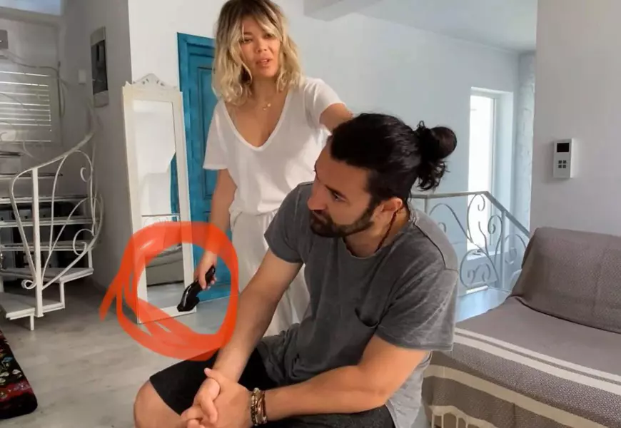 Smiley s-a lăsat pe mâna Ginei Pistol, pentru a fi tuns. Imagini rare cu cei doi. „A sosit momentul în care nu mai am de ales”