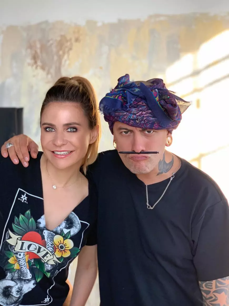 Business menținut pe vremea pandemiei. Adina Buzatu s-a mobilizat și face ședință foto de campanie…la distanță