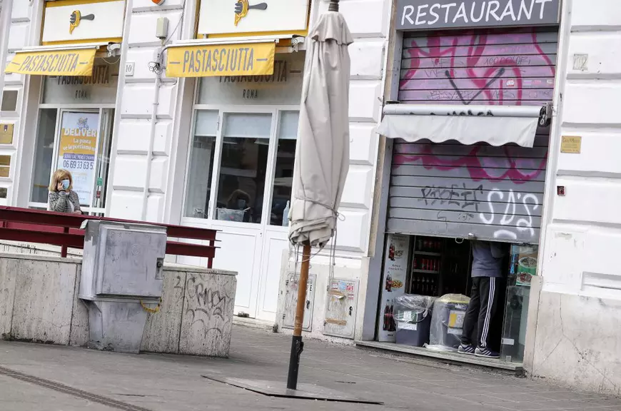 FOTO | Cum arată viața după carantină. Imagini altfel după relaxarea condițiilor de izolare și redeschiderea unor afaceri