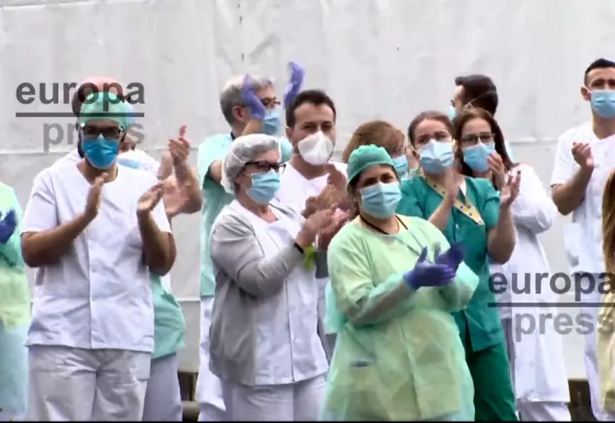 Ropote de aplauze în fața spitalului La Paz, din Madrid. Polițiștii și medicii și-au adus omagii în lupta împotriva coronavirusului