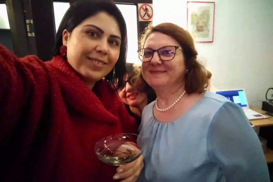 Luminița Răduț (dreapta) alături de o rezidentă. În spate se vede sora asistentei șefe