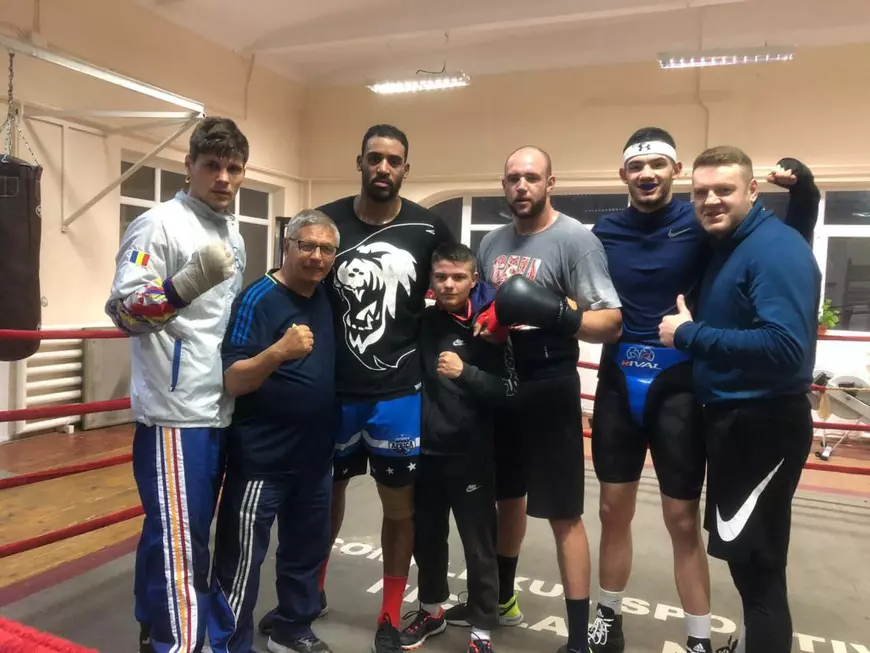 Boxerii din lotul ”tricolor” îl susțin pe Benny în superduelul cu Badr Hari, prietenul lui Cristiano Ronaldo