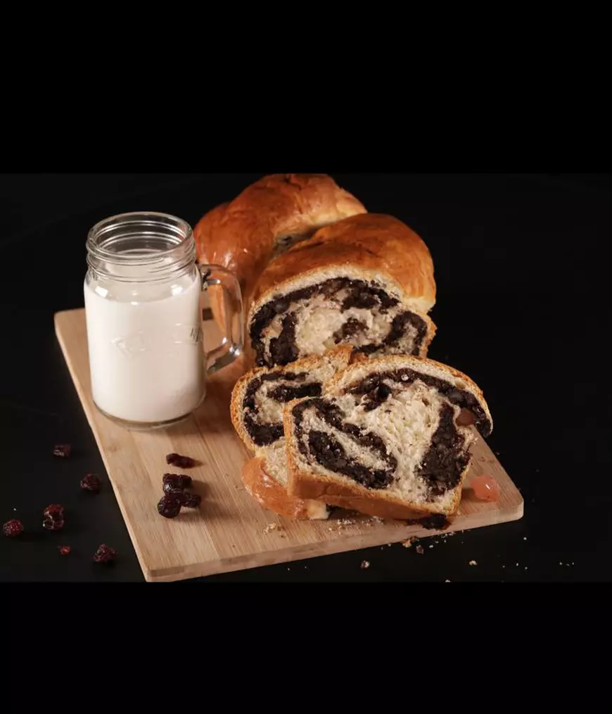 Masa de Paște, la un click distanță. De unde poți comanda cozonaci tradiționali și raw vegani sau cum îi poți face acasă, după rețete reinventate