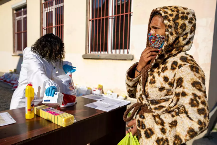 Copiii romi din Româneşti, Dâmboviţa, tânjesc după lecţii, după învăţători şi după colegi: „Ne e dor de şcoală!”