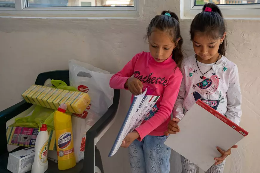 Copiii romi din Româneşti, Dâmboviţa, tânjesc după lecţii, după învăţători şi după colegi: „Ne e dor de şcoală!”