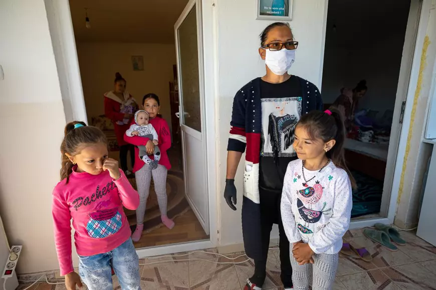 Copiii romi din Româneşti, Dâmboviţa, tânjesc după lecţii, după învăţători şi după colegi: „Ne e dor de şcoală!”