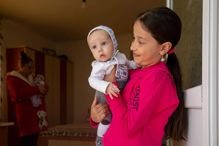 Copiii romi din Româneşti, Dâmboviţa, tânjesc după lecţii, după învăţători şi după colegi: „Ne e dor de şcoală!”