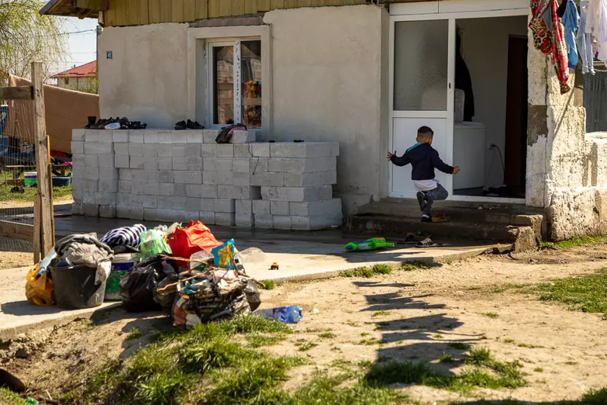 Copiii romi din Româneşti, Dâmboviţa, tânjesc după lecţii, după învăţători şi după colegi: „Ne e dor de şcoală!”