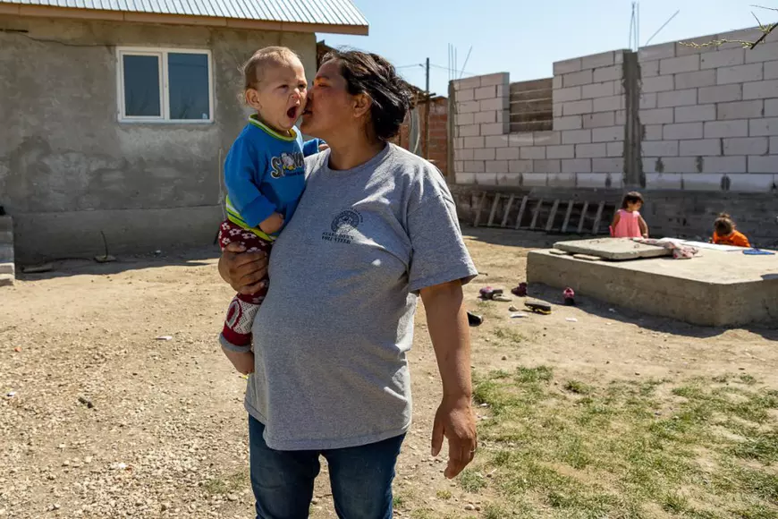 Copiii romi din Româneşti, Dâmboviţa, tânjesc după lecţii, după învăţători şi după colegi: „Ne e dor de şcoală!”