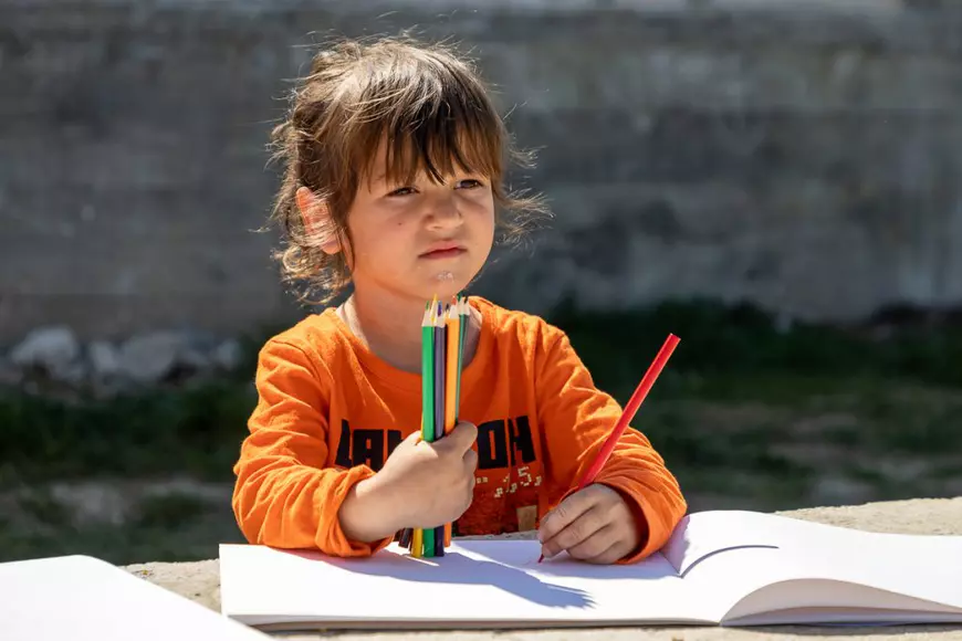 Copiii romi din Româneşti, Dâmboviţa, tânjesc după lecţii, după învăţători şi după colegi: „Ne e dor de şcoală!”