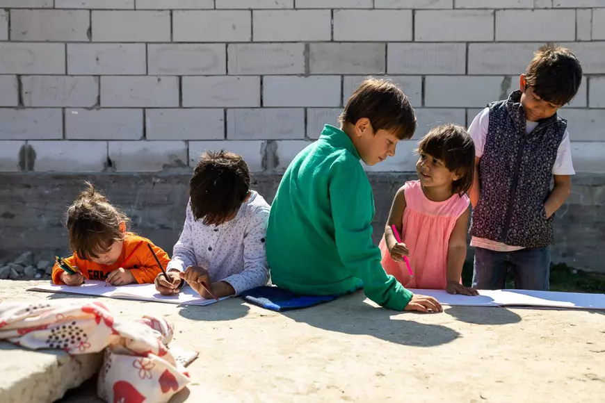 Copiii romi din Româneşti, Dâmboviţa, tânjesc după lecţii, după învăţători şi după colegi: „Ne e dor de şcoală!”