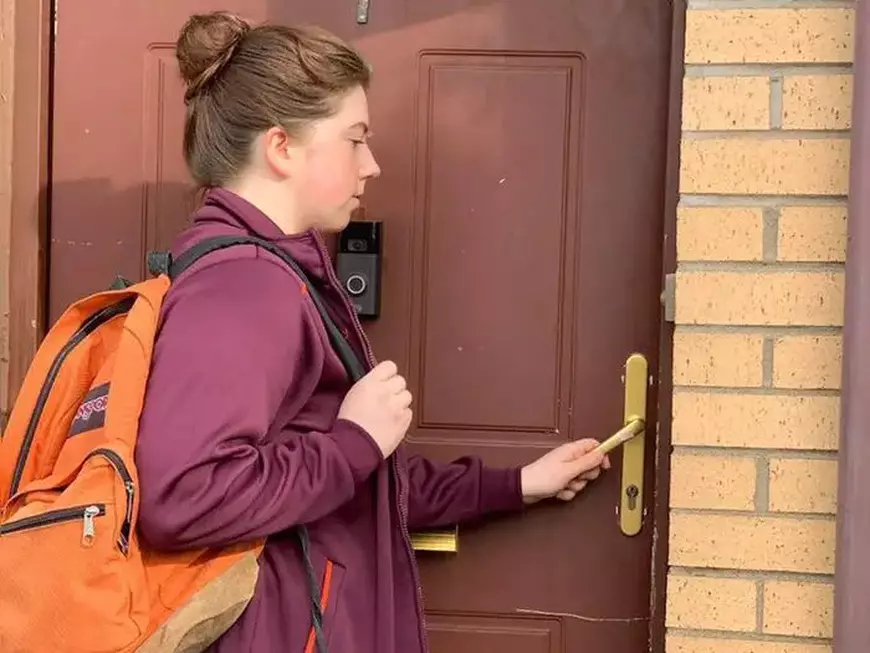 “Am fost invizibilă până acum. Brusc, sunt importantă”. Cum i-a schimbat criza COVID-19 viața unei angajate la supermarket